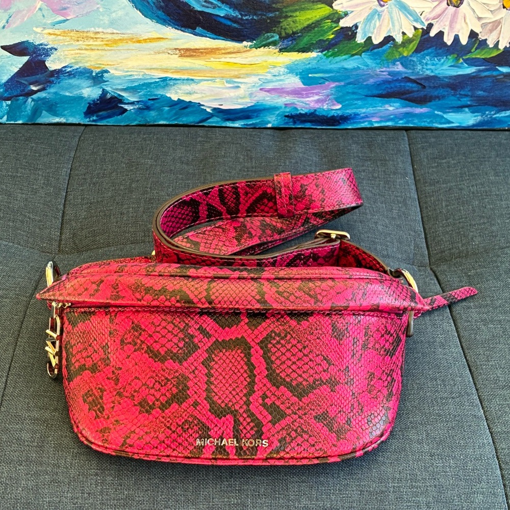 💖 Michael Kors Vibrant Pink Snake Print Crossbody Belt Bag EUC